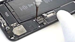 Deșurubarea șuruburilor placi de bază și ale camerei