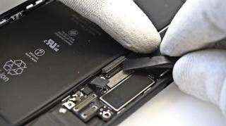 Deconectarea cablurilor flex care duc spre placa de bază