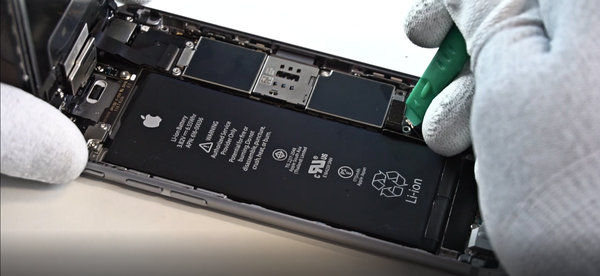 Deconectați conectorul bateriei