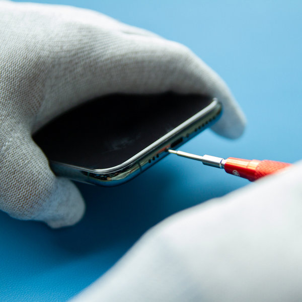 Deșurubați șuruburile pentalobe