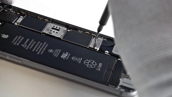 Scoaterea șuruburilor suportului bateriei