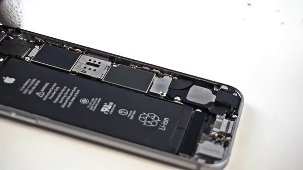 Deconectarea suportul conectorului metalic al bateriei