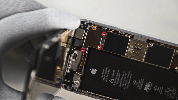 Deșurubarea șuruburilor suportului cablului din kitul LCD