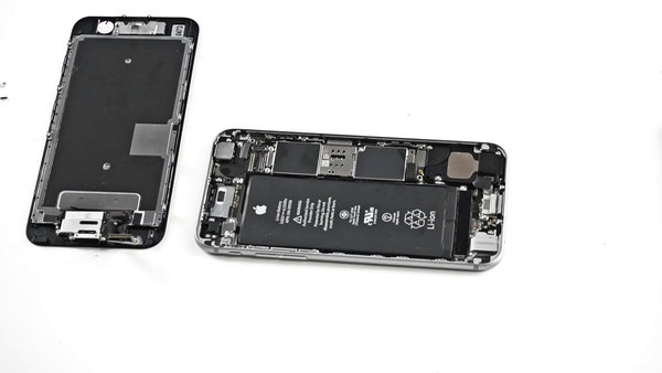 Deconectare LCD și carcasa din spate