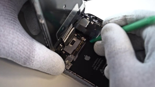 Deconectați conectorul camerei frontale