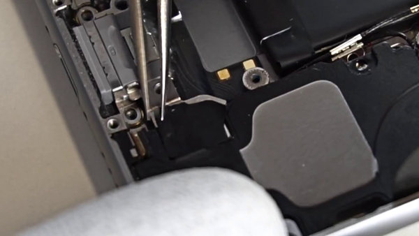 Scoateți banda de pe capacul antenei WiFi