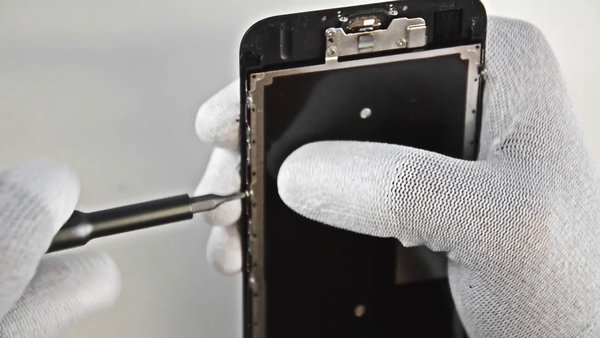 Demontarea capacului din spate a LCD-ului