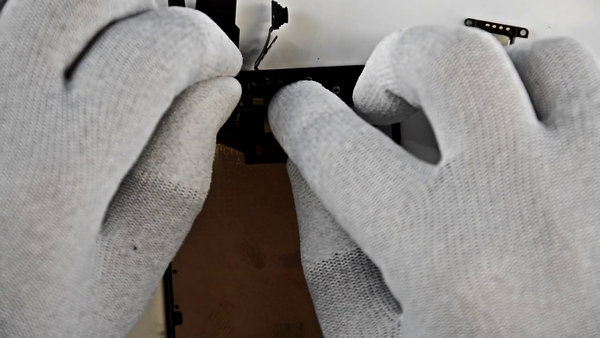 Demontarea camerei frontale și a senzorului de proximitate