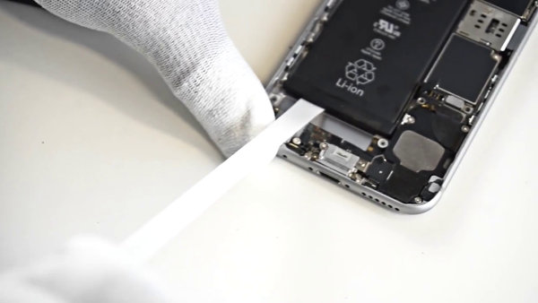 Îndepărtarea benziilor autoadezive de pe baterie